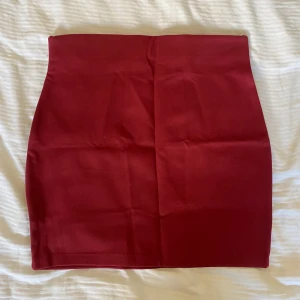 Röd kjol - röd enkel pennkjol med resår. Aldrig använd