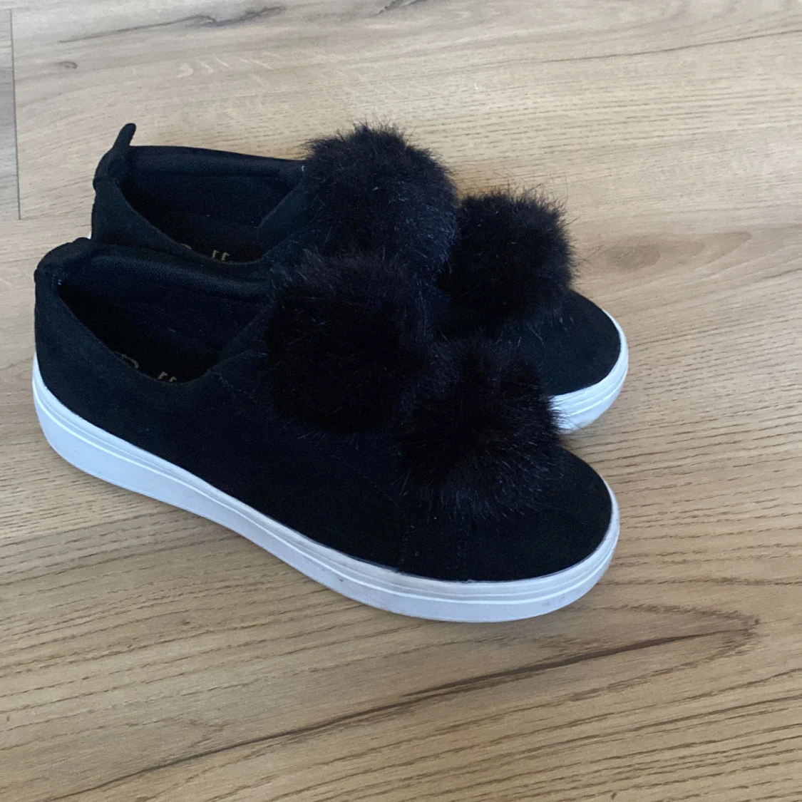 Svarta sneakers med pälsdetalj från Duffy - 4