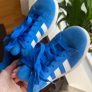 Blå Adidas Campus sneakers - Snygga blå Adidas Campus sneakers💙💙As coola men har tyvärr inte kommit till användning😢💕Skriv vid intresse, pris går även diskutera😇