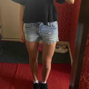 Levis shorts - Blå jeansshorts från Levis med slitningar. Köpta här på Plick förut men sparsamt använda förra sommaren så fortfarande jättefint skick! (1:a bilden är min men dom andra är från förra säljaren!) 