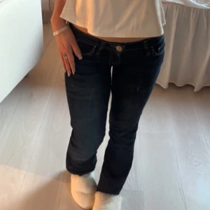 Mörkblå jeans - Snygga mörkblå jeans med låg midja.