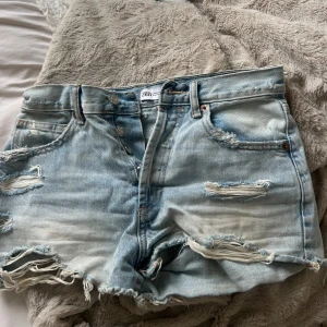 Zara jeans shorts - Jättefina jeansshorts från zara💕! De passar desvärre inte mig längre och därför säljer jag de! Pris kan såklart diskuteras 😙