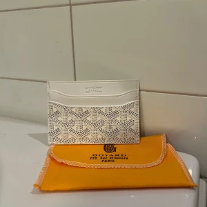 Plånbok - Helt ny plånbok i vit färg. För frågor kontakta mig. 