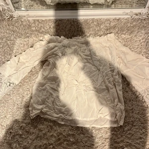 Of schoulder top!!💕 - Superfin of schoulder top med broderade ärmar💕💕