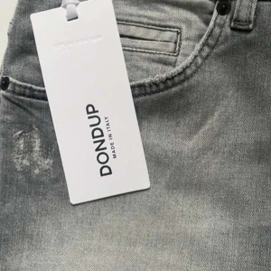 Grå jeans från Dondup - Snygga grå jeans från Dondup med en unik handgjord behandling som ger en sliten look. De har en straight passform och klassiska femficksdesign. Perfekta för en avslappnad stil.
