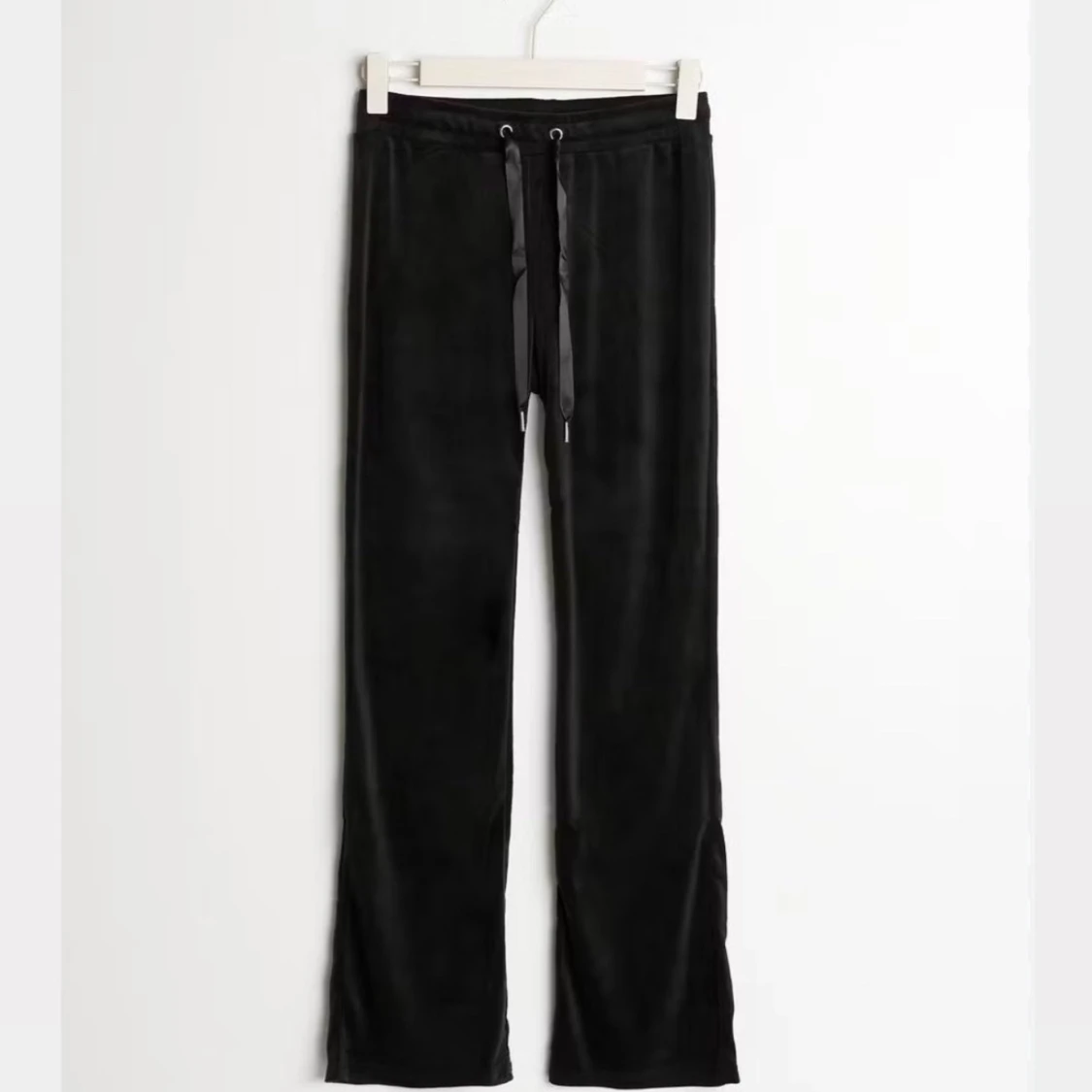 svarta velour byxor från gina