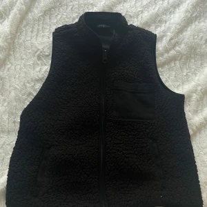 Svart teddy väst  - Teddy väst från only 