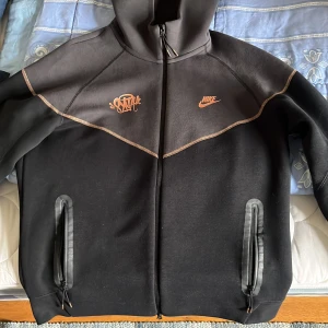 Syna World x Nike Tech Fleece✨ - Central Cees egna samarbete med Nike. Jag har köpt den på JD Sports när den kom ut. Jättefin hoodie(speciellt för dig som är Central Cee fan) med väldigt fina detaljer. Pris kan diskuteras 