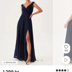 Mörkblå långklänning med slits - Superfint mörkblå långklänning med v-ringad omlotttopp och djup slits framtill. Klänningen har breda axelband och en lätt glittrig yta. Endast använd 1 gång på studentbalen! Storlek xs men skulle säga att de är som en M. Nypris 1299kr