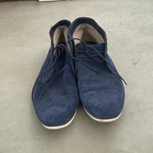 Marinblå Hugo Boss loafers - Marinblå Hugoboss loafers i väldigt bra skick (knappt använda) | perfekta för sommaren, billigare designeralternativ med toppkvalitet | storlek 42-43 | Dm vid minsta fråga