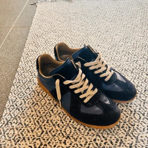 Maison Margiela Gats marinblå - Ett par feta mörkblåa Maison margiela gats, säljer för 2000kr då jag osäker på om de är legit, använd eget omdöme för att verifiera, kan skicka bilder om de hjälper, storlek 44 