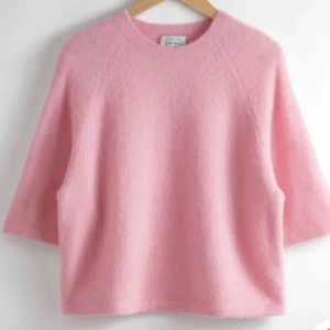 &other stories tröja - Rosa stickad trekvartsärmad tröja från &other stories i storlek XS. Andra bilden är lånad💞Nypris 800kr