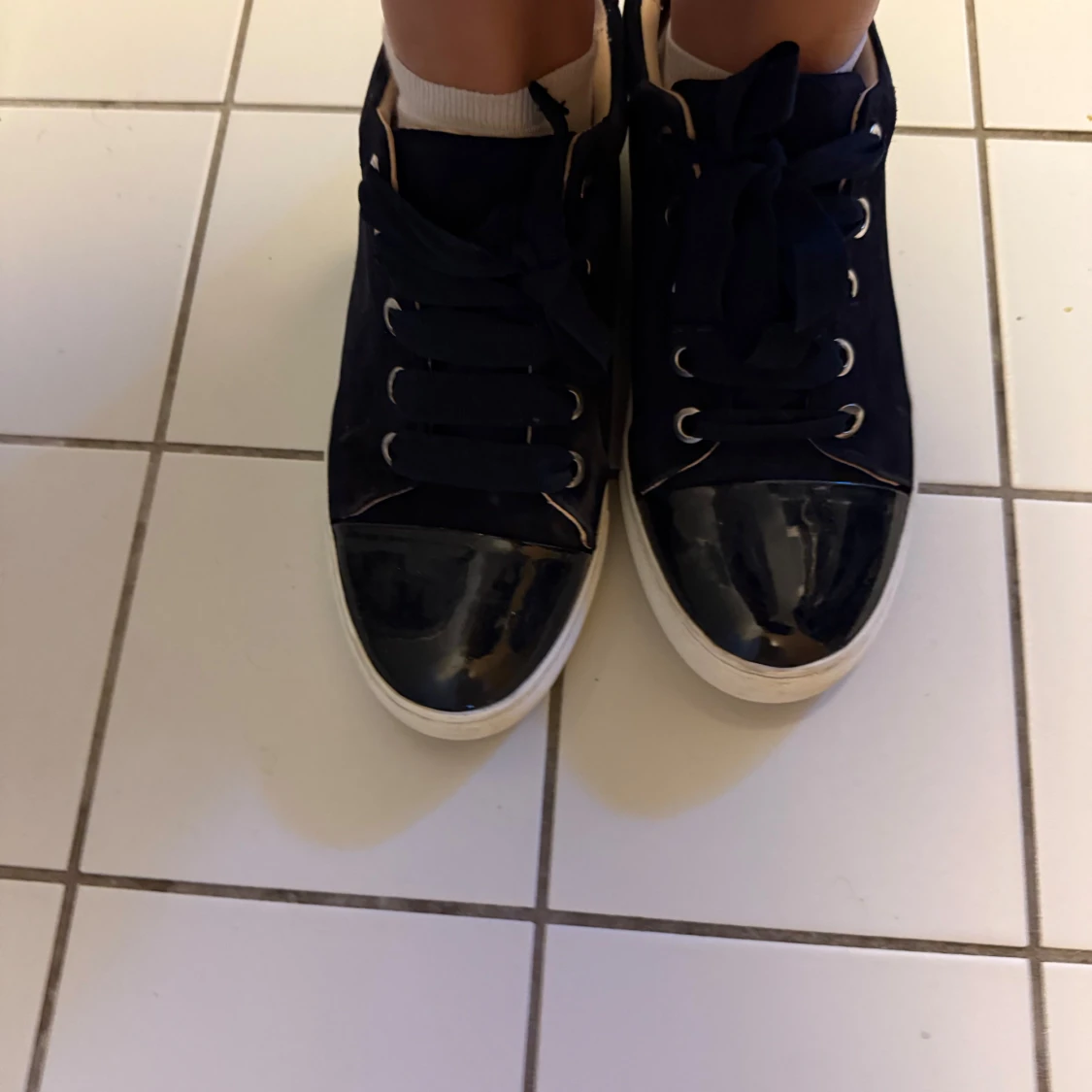 Mörkblå sneakers med lackad tå och breda snören - 2