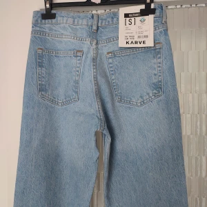 Ljusblå jeans från KARVE i storlek S - Ljusblå jeans från KARVE i storlek S. Fit: Regular Straight Boot. Utsvängda ben. Jeansen är gjorda av 43% Lyocell, 40% återvunnen bomull och 17% ekologisk bomull. Helt nya med alla lappar kvar. Nypris 799kr.
