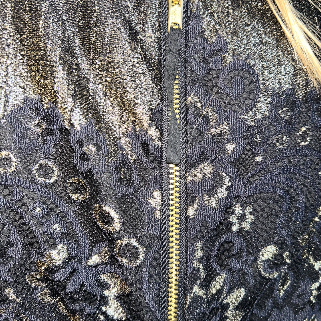 OASIS Svart och guldglittrig klänning med spetsdetaljer - 3