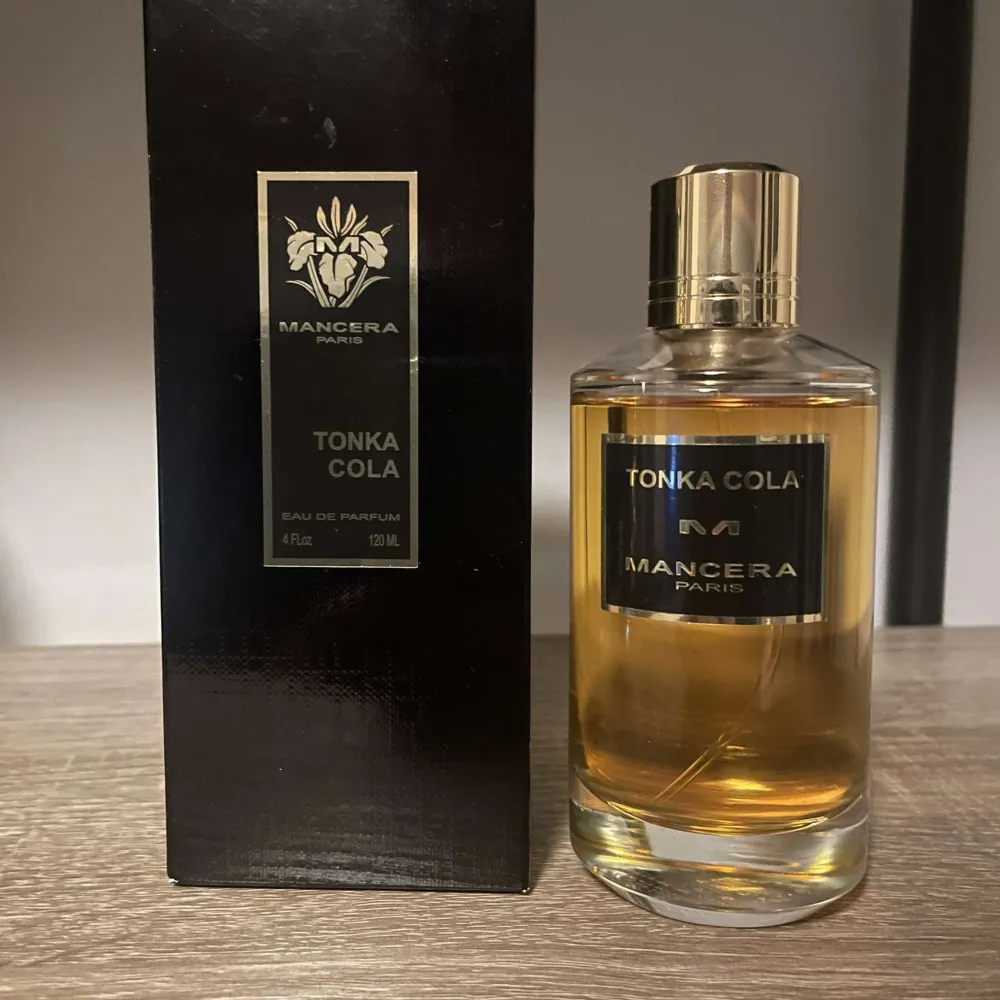 Mancera Tonka Cola, 120 ml, använd ett fåtal gånger och köpt i början av året. En riktigt god unik doft, men en doft av cola och vanilj. En väldigt kryddig, stark och julig doft. Titta bilder för hur mycket är kvar.. Perfume.