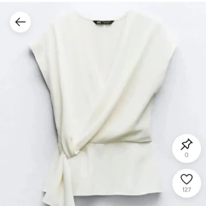 Vit omlott topp från zara - Säljer denna så fina toppen från zara. Den är perfekt nu till sommaren och passar till allt. Den är sällan använd så är därför i väldigt fint skick 💖