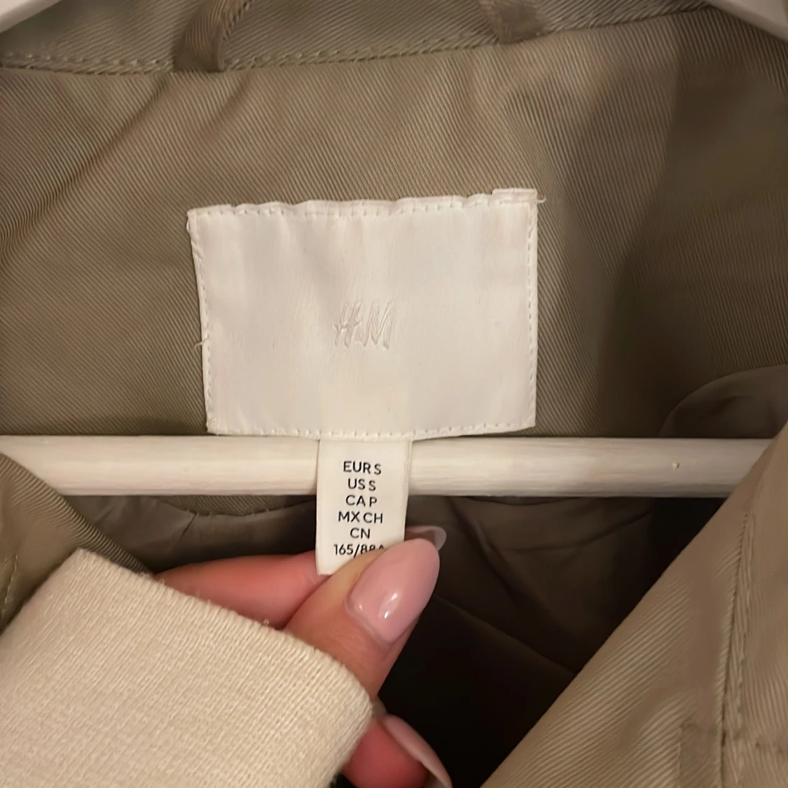 Beige croppad trenchcoat från H&M - 3
