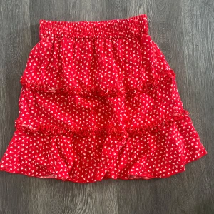 kjol - super fin sommar kjol som tyvärr inte kommit till användning någon gång. Storlek XS men passar S/M då den är töjbar, ny pris 500kr❣️pris kan diskuteras vid snabbt köp!