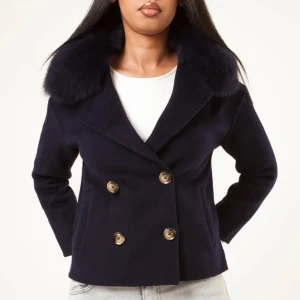 Mörkblå skepparkavaj med pälskrage - Köpte nyss o är helt ny! Använt bara 2 gånger 💕💕💕