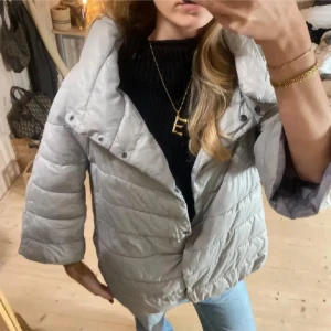 Herno liknande jacka - Säljer denna as snygga jacka som liknar den populära herno jackan. Lånade bilder av förra ägaren (sista bilden är min)💕