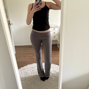 Grå yoga pants - Grå yoga pants med fold over midja från Nelly. Nyskick! 