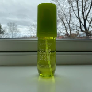 Beijos de Sol Parfymmist från Sol de Janeiro - Limited Edition Sol de Janeiro parfym!! Beijos de sol. Skicka meddelande för fler bilder/noter🥥🌴. Endast tagit cirka 3 sprut för att testa parfymen, så i princip helt oanvänd