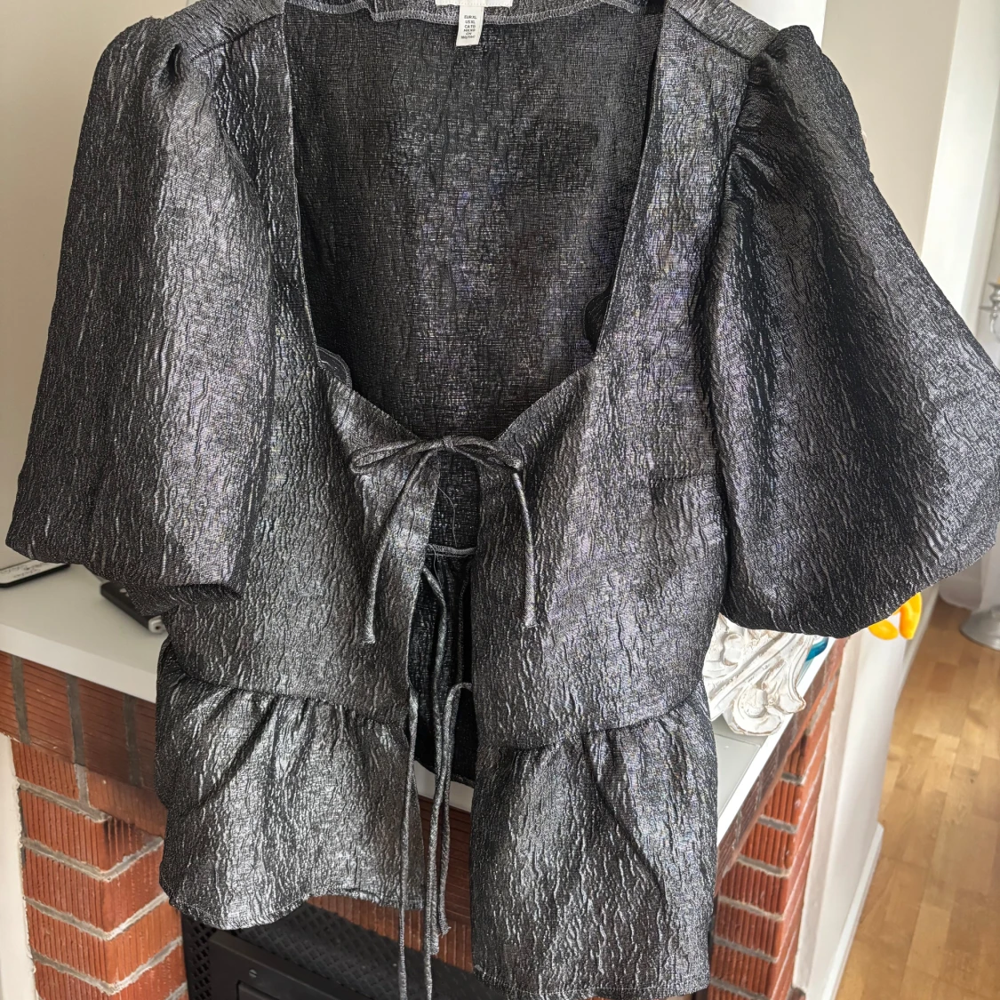 Glittrig silvrig blus med puffärm från H&M