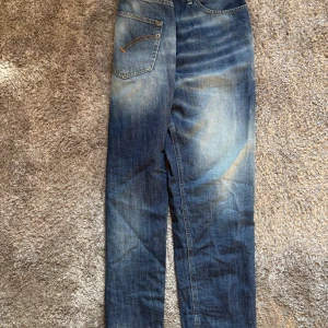 Blå jeansbyxor Dondup - Säljer ett par klassiska blå jeansbyxor från Dondup. Jeansen har fem fickor, normal passform. Byxorna är helt nya och des nypris ligger på 2800kr.