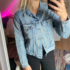 jeansjacka från bik bok - använd fåtal gånger. passar xs och s