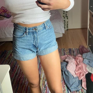 jeansshorts från monki - strl 25, passar xs s och möjligtvis m 