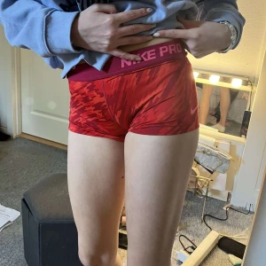 Röda Nike Pro träningsshorts - Barn storlek
