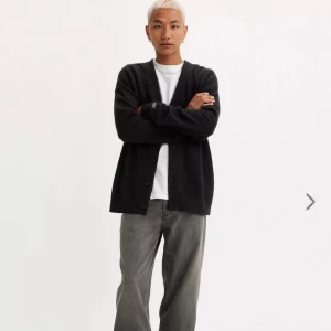 Gråa Levis 568™ LOOSE STRAIGHT JEANS - Säljer ett par gråa levis jeans. Jeansen är i bra skick, säljer på grund utav att de blivit för små i midjan. Jeansen är i storlek 31-32 