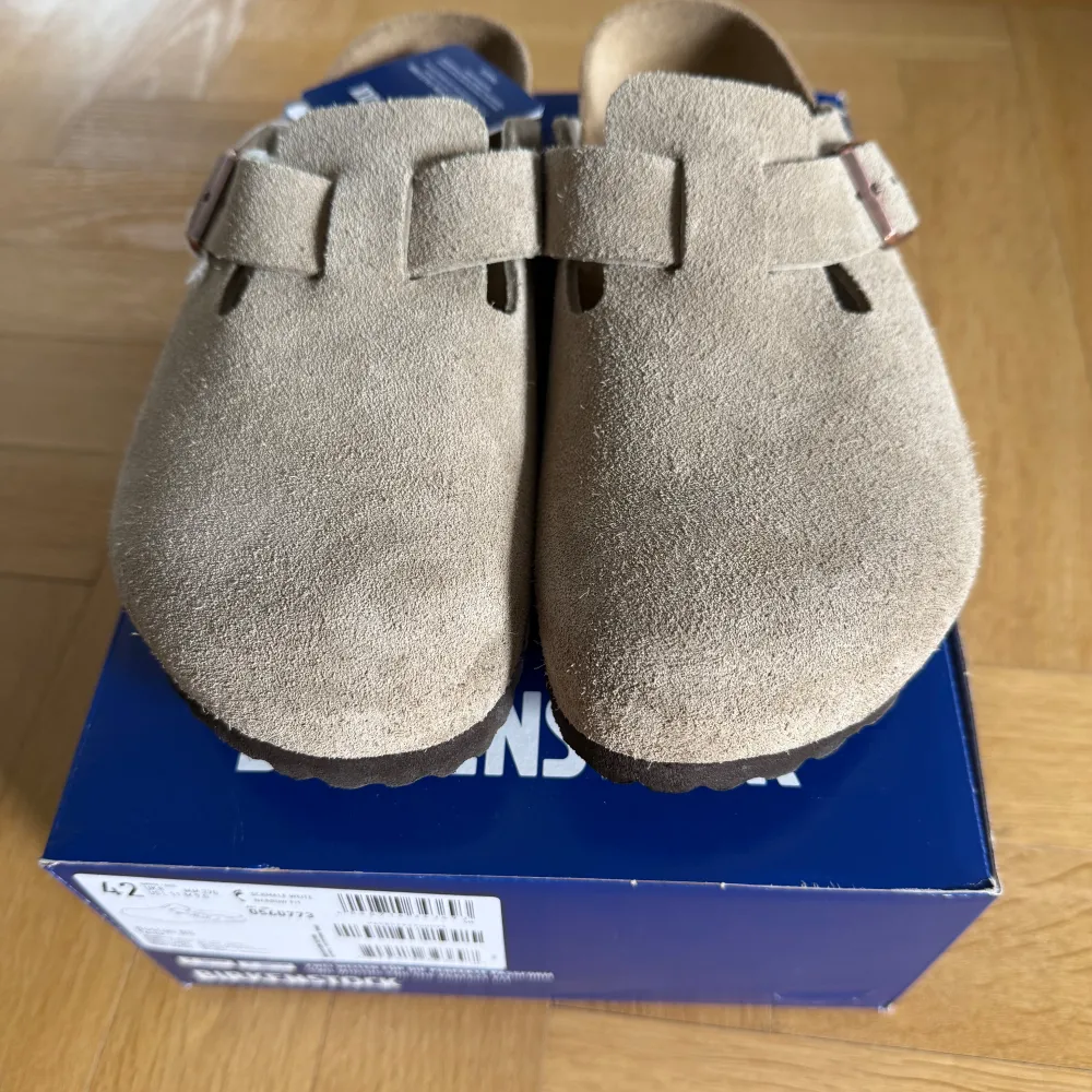 Säljer ett par assnygga Birkenstock Boston i taupefärgad mocka med justerbart spänne i metall. Skorna är helt oanvända, säljer dom då jag köpte fel storlek men väntade för länge med att lämna tillbaka dom. De är alltså precis som nya. Kostar 1850 kr i butik. Skriv för fler bilder så löser jag. Kengät.