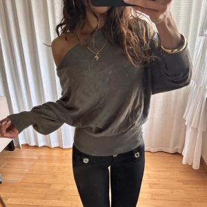 Batwing tröja - Skitsnygg batwing topp!!! köpt vintage i fint skick, tröjan har guldiga dragkedjor på axlarna <33