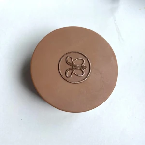Anastasia Beverly Hills Cream Bronzer Amber - Krämig bronzer i färgen Amber från Anastasia Beverly Hills. Kommer i en rund burk med skruvlock och har en varm, mellanbrun ton som ger en naturlig solkysst look. Perfekt för att skulptera och värma upp ansiktet. Bara använd några fåtal gånger med borste💕