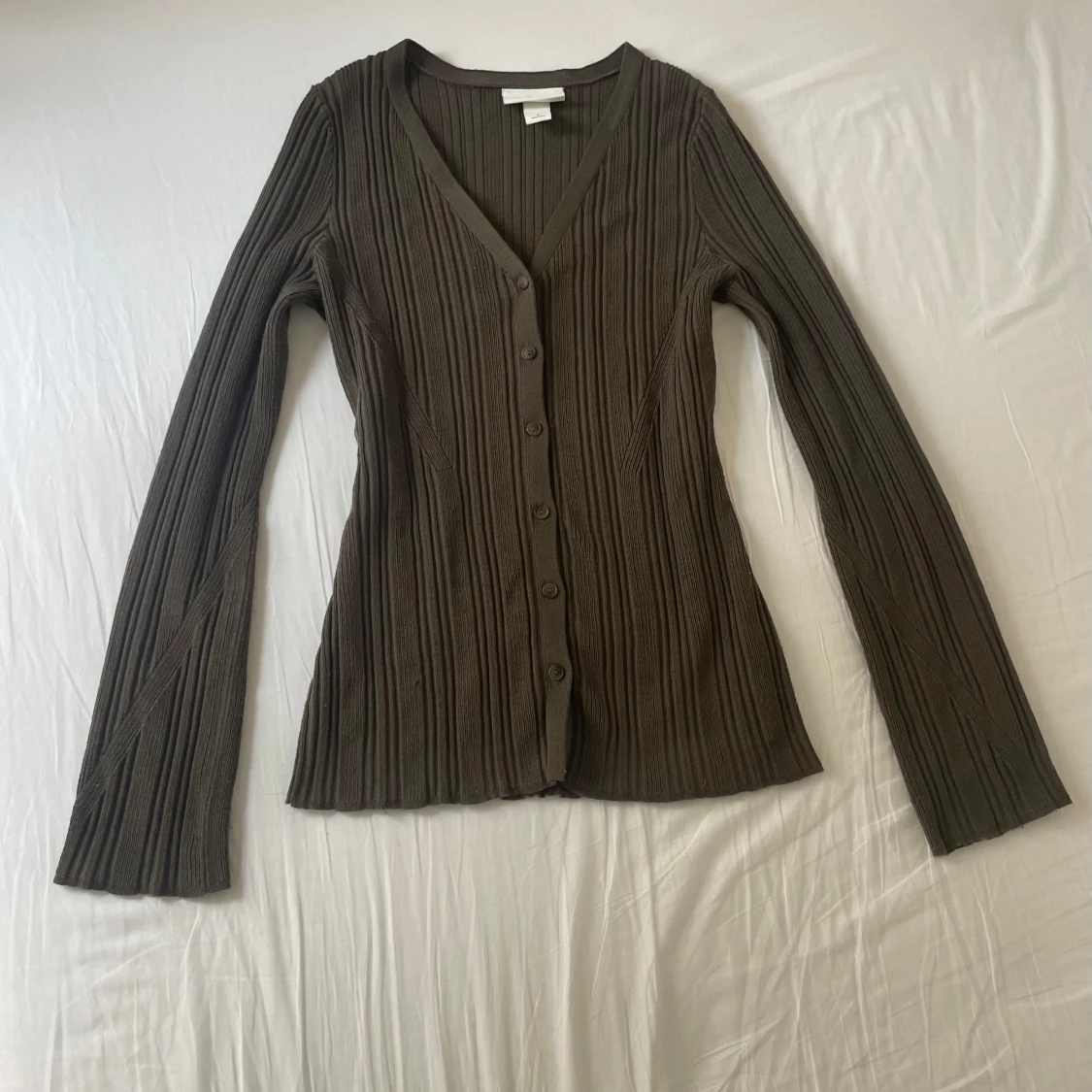 Ribbad brun kofta från Monki