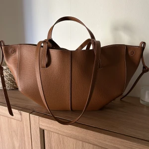 Polène väska  - Säljer min väska från märket Polène i modellen Cyme mini edition textured camel. Storlek: 22x33x13 cm. Mycket bra skick✨