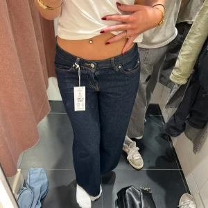 Mörkblå jeansbyxor från Perfect Jeans - Säljer ett par lågmidjade mörkblå jeansbyxor från Gina Tricot, raka i modellen samt lite baggy. Köpte de i höstas och endast använt ett fåtals gånger då jag fick tag på ett par liknande lite senare. Dem sitter bra på mig men är något förkorta för mig som är 179 cm. I övrigt väldigt bra skick! 