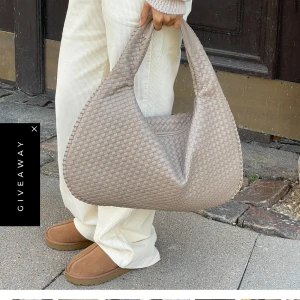Beige flätad axelväska - Säljer en snygg beige axelväska med flätad design och bred axelrem. Väskan har en mjuk, rundad form och är perfekt för att bära med sig allt man behöver. Enkel och stilren look som passar till många outfits. får plats med mycket till och med dator plus mappar. ny pris 605