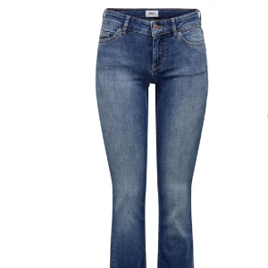 Blå bootcut jeans - Snygga blå lowwaist bootcut jeans från only! Säljer de inte används. 