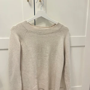 Beige stickad tröja  - Ifrån Vero Moda Strl S