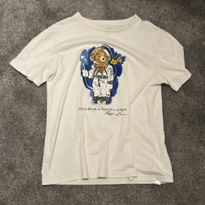 En stilren vit T-shirt ifrån Ralph lauren perfekt för en stilren look. - En stilren vit T-shirt ifrån Ralph lauren perfekt för en stilren look. Storleken är 14-16 som passar 152-165. Mitt pris 199 (priset är ej hugget i sten 🪨) skickar snabbt 💨 