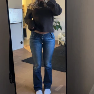 Lågmidjade Lee Jeans - Snygga Lee jeans, modell: leola, storlek: w27, l33! Jag på bilden är 170🫶🏼