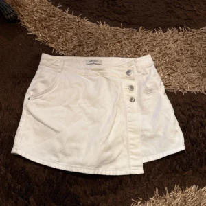 Vit jeanskjol med inbyggda shorts  - Säljer en vit jeanskjol med inbyggda shorts alltså en skort kallas det för, använt bara ett fåtal gånger alltså 2-3 gånger samt köptes utomlands i en butik som heter LCW. Samt i storlek M och säljs för 80kr.