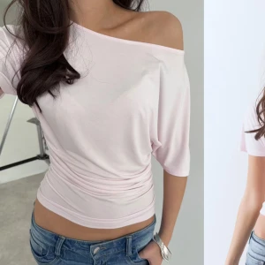Ljusrosa offshoulder topp:sculptured top - Säljer den virala  ljusrosa offshoulder topp från Gina i stl s. Helt ny oanvänd!!