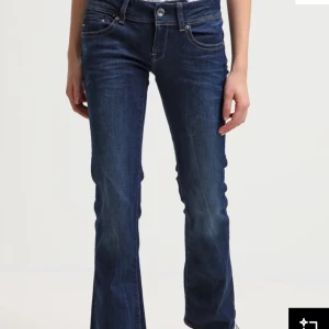 Blå bootcut jeans från G-Star RAW - Super snygga blå jeans från G-Star RAW med bootcut passform. Kommer aldrig till användning då dem är väldigt för små för mig och endast använd max 10 gånger. 💙💙(säljer för mindre än hälften än vad jag köpte dem för) 