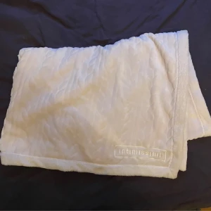 ljusrosa filt från Intimissimi - Säljer en supermjuk och fluffig ljusrosa filt från Intimissimi. Snygg design med en liten logotyp i ena hörnet 💞💞 äkta intimissimi 💞