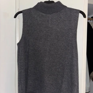 Grå stickad kortärmad polotröja från Zara - Mörkgrå stickad polotröja från Zara. Snygg och trendig just nu, och i väldigt bra skick då den inte har kommit till användning!🩷