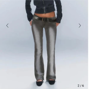 Grå jeans weekday - Säljer ett par gråa bootcut byxor med låg midja från weekday! Jätteskönt stretchigt material. Köpta i vintras och endast använda ett fåtal gånger💛små i storleken!